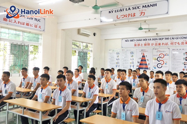 Học sinh trong lớp học Hanoilink